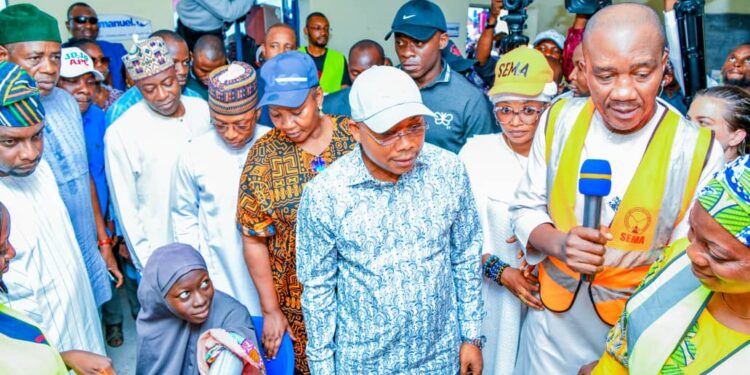 Flood : Kogi Governor Visits IDP Camp, Distribute Relief Materials To Victims
