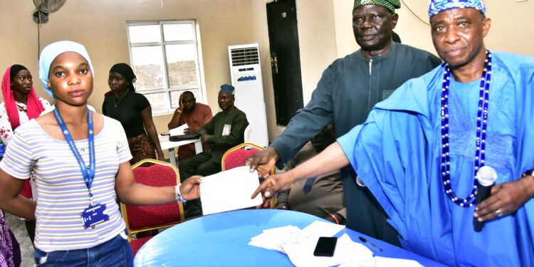 Dangote Granite Mines Awards Bursaries To 60 Students In Ijebu Igbo