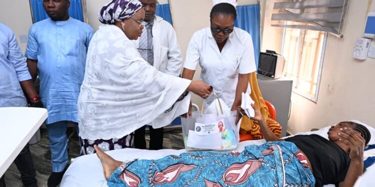 Kogi Governor’s Wife, Hajia Sefinat Ododo Visits CUSTECH Teaching Hospital, Donates Foods, Medical Items To 500 Patients